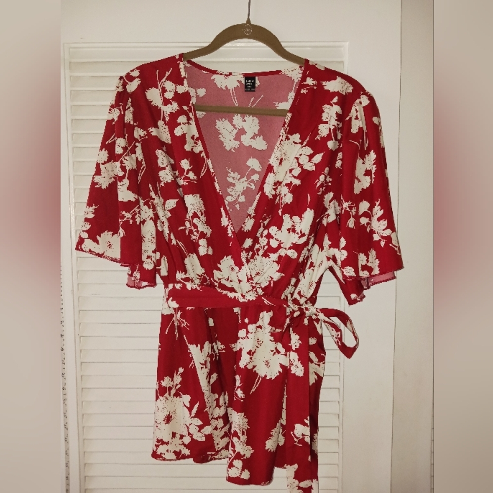 Red blouse with white flowers with tie. 4xl.